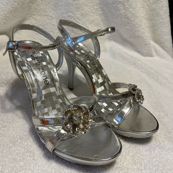 Silver Heels, size 6 - Picture 5 of 12